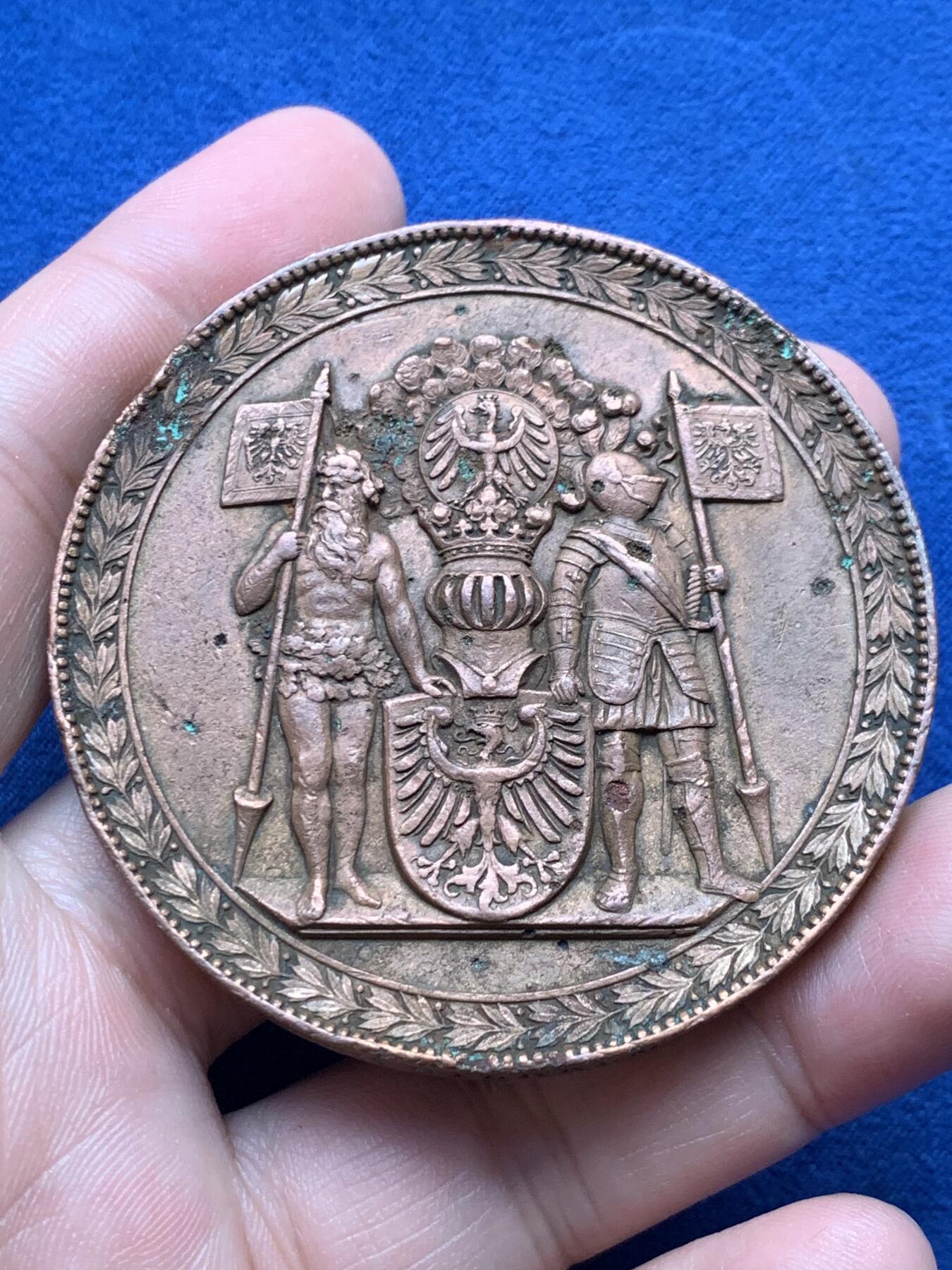 《竞宝斋》第435场 周日，周一2场连拍 （全场包邮） 1896年 弗罗茨瓦夫 威廉二世纪念碑 落成纪念大铜章 奖章正面为西里西亚族徽 野人，骑士高浮雕制作 品种难得 边缘刻有 纪念威廉二世皇帝纪念碑揭幕 有些许变形 细节见图 59.7m 76.8克