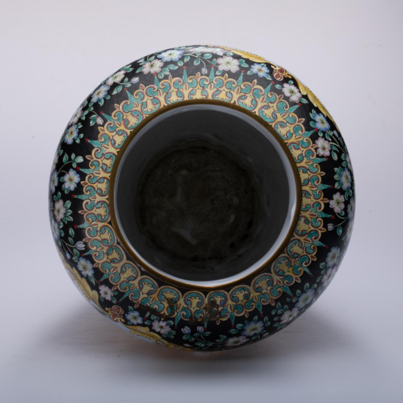 日本大阪雅和auction 2025金秋競賣會第一期 清 銅臺畫琺瑯鬆鷹圖花入 尺寸:W:23 H:37cm