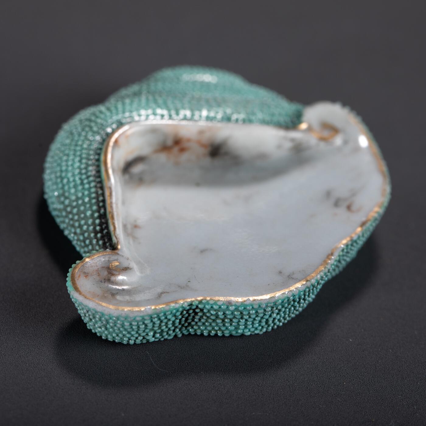 日本大阪雅和auction 2025金秋競賣會第一期 清 仿生釉海螺形筆舔 尺寸:W:7 H:1cm 備註:木箱,底座