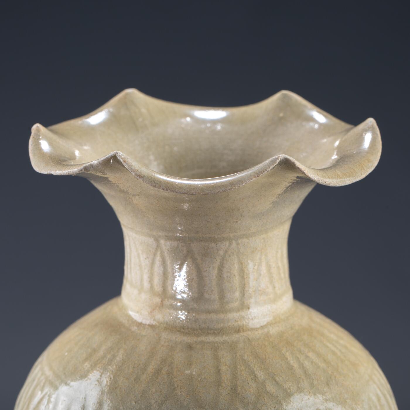 日本大阪雅和auction 2025金秋競賣會第一期 宋 景德鎮窯花口瓶 尺寸:D:11 H:18cm 備註:盒付   本品為宋代景德鎮窯所製影青瓷瓶，胎質細膩，釉色清潤淡雅，瓶身飾以規整的菱形紋，刻畫細緻，器形優雅大方。瓶口外撇如花瓣綻放，極富裝飾性與藝術美感。影青釉為宋代瓷器代表性風格之一，於光影之下更顯晶瑩溫潤，展現出高超的制瓷工藝與審美品味。保存狀況良好，收藏與陳設皆宜，誠為宋瓷愛好者珍貴之選。