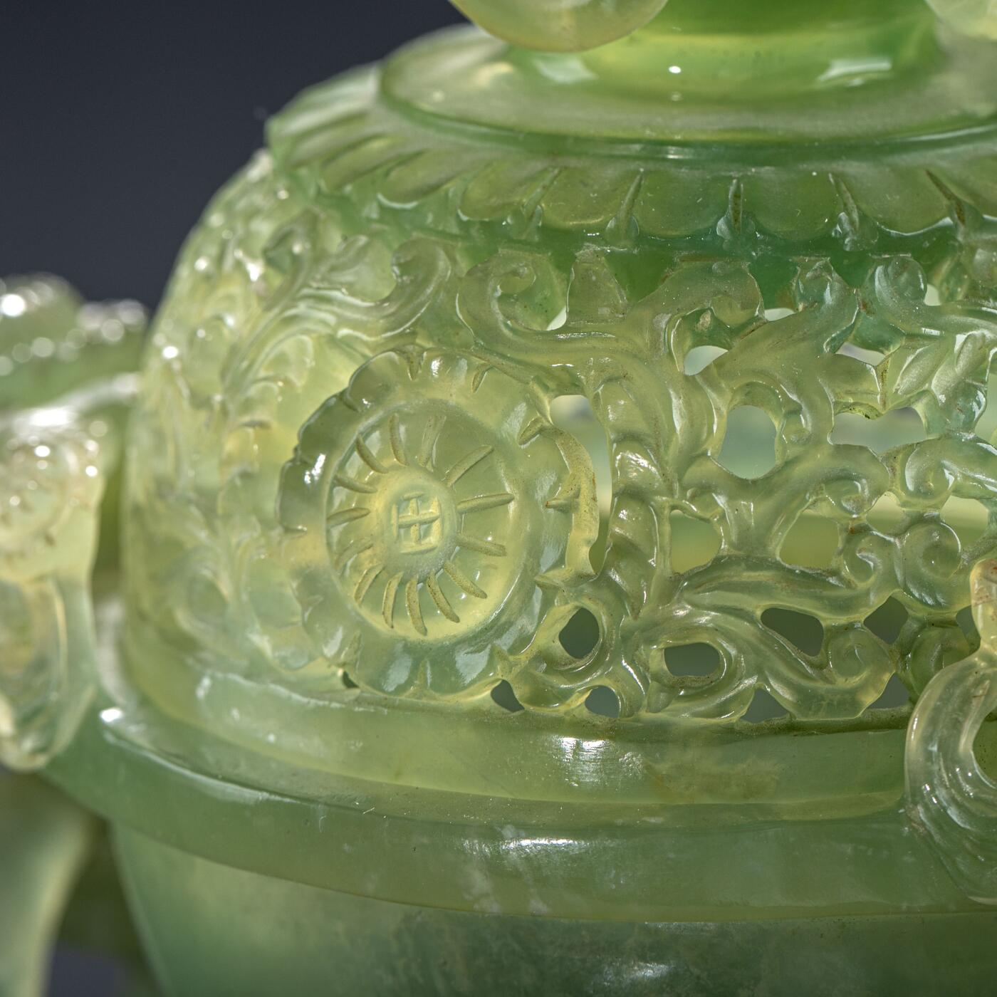 日本大阪雅和auction 2025金秋競賣會第一期 清 玉香爐 尺寸:W:18 H:18
底座W:16 H:4cm 備註:木箱,底座