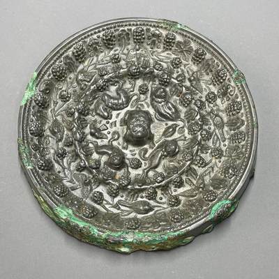 日本大阪雅和auction 2025金秋競賣會第一期 - 唐 海獸葡萄紋鏡 尺寸:D;12.H:1.2cm 備註:盒付