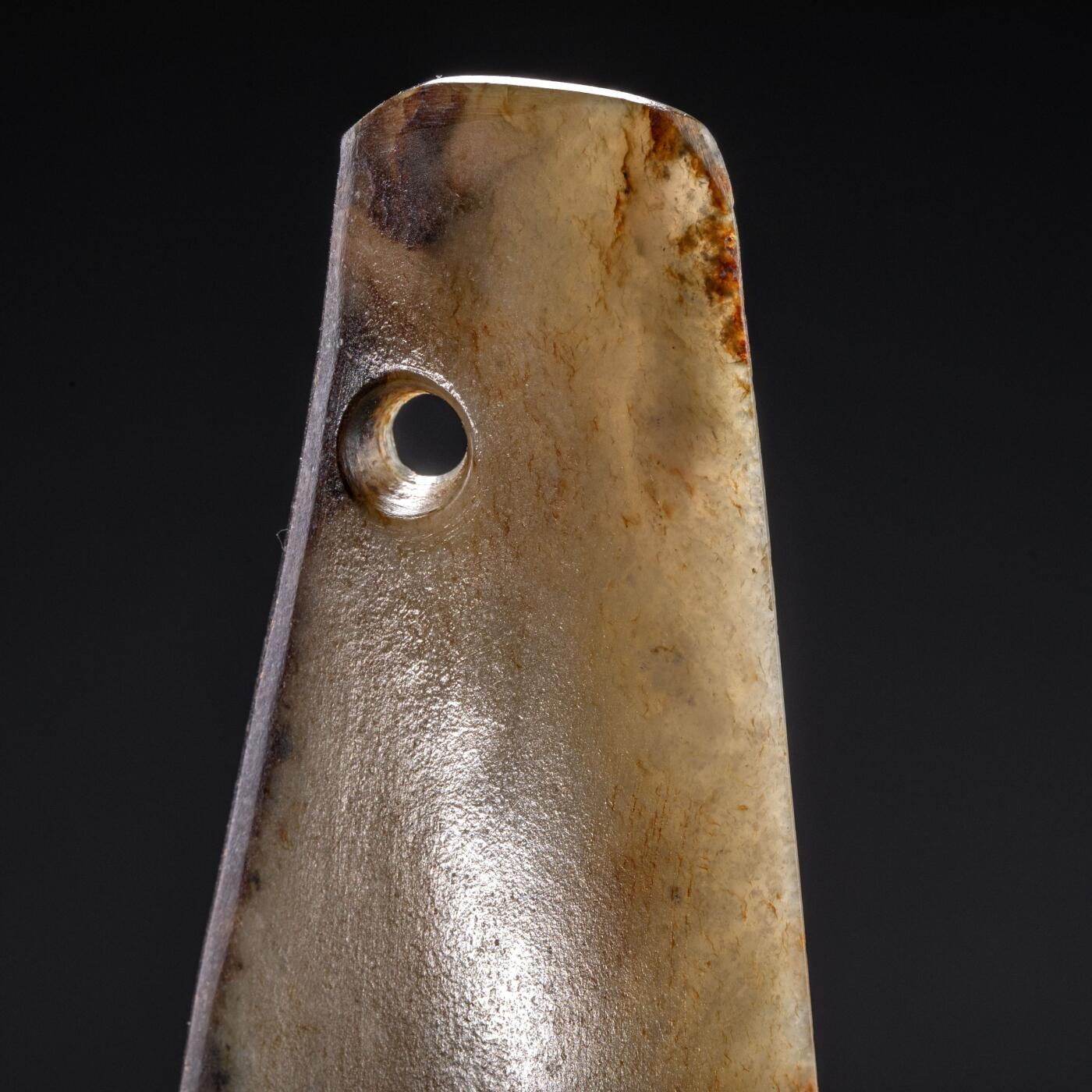 日本大阪雅和auction 2025金秋競賣會第一期 龍山文化三孔玉刀 尺寸:L:15cm