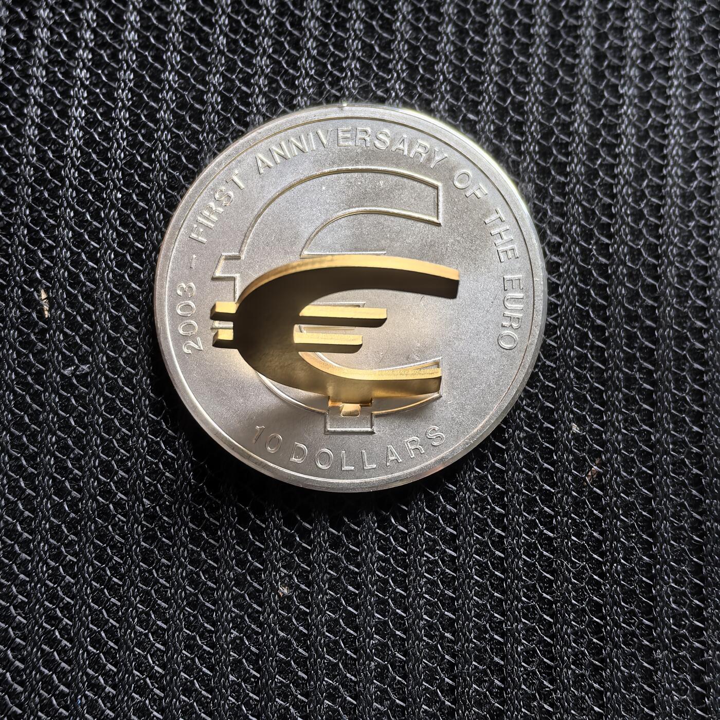 道一币馆币章第一百五十四场 瑙鲁2003年欧元发行一周年10元精制银币 独立镀金贴章  31.1g 999S 