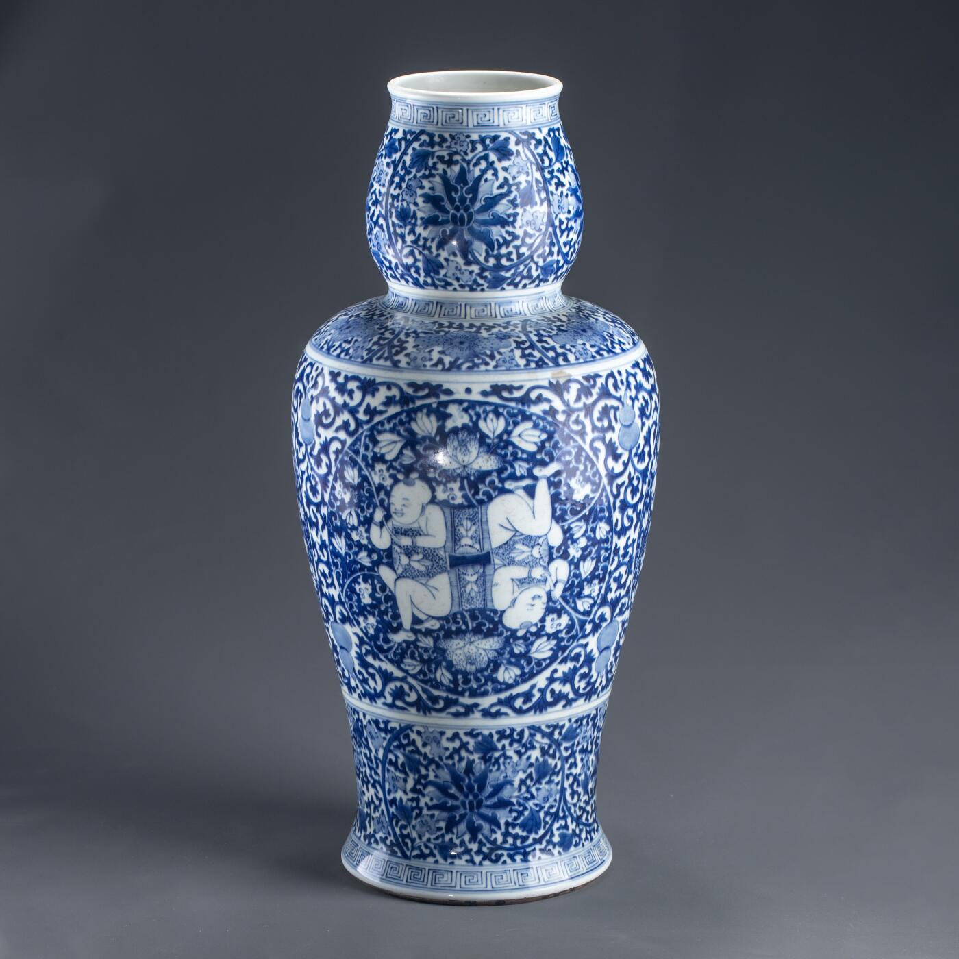 日本大阪雅和auction 2025金秋競賣會第一期 清 染付福祿蓮生貴子開窗瓶 尺寸:W:22 H:48cm