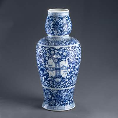 日本大阪雅和auction 2025金秋競賣會第一期 - 清 染付福祿蓮生貴子開窗瓶 尺寸:W:22 H:48cm