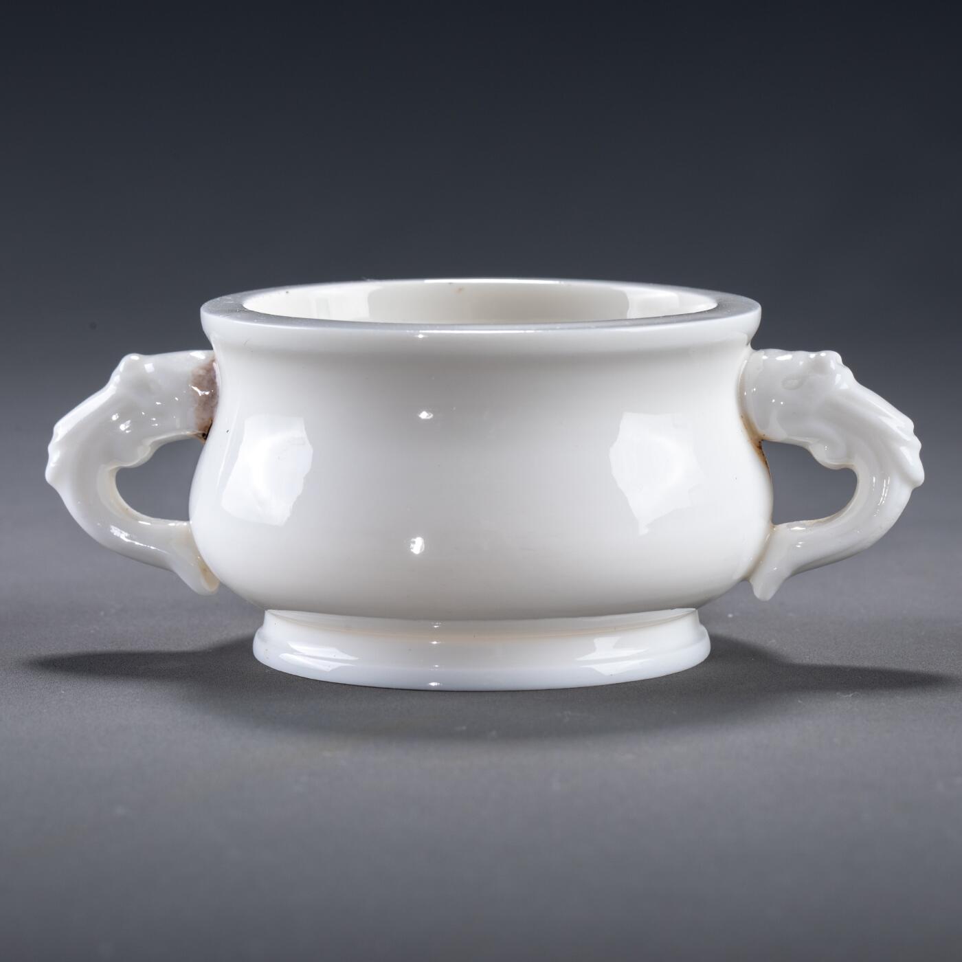 日本大阪雅和auction 2025金秋競賣會第一期 德化窯雙耳香爐 尺寸:W:12 H:5cm 備註:木箱