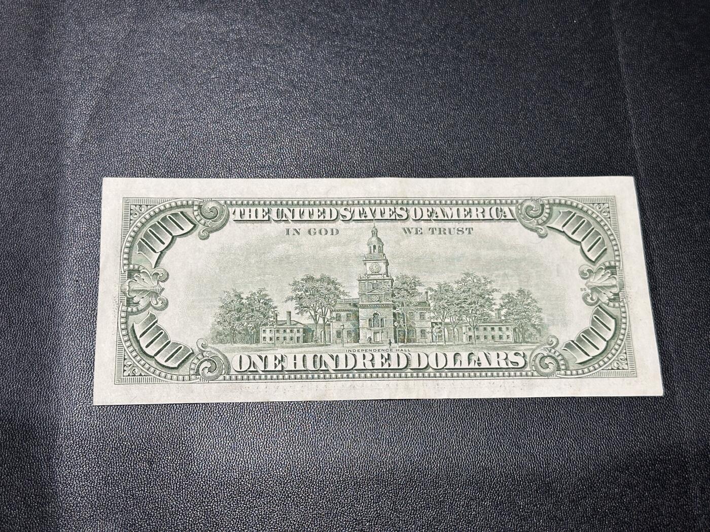 《外钞收藏家》第五百八十一期（畅拍场）（本平台长期征集拍品、欢迎藏友们联系合作） 1985年美国小头版100美元 UNC- 