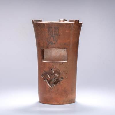 日本大阪雅和auction 2025金秋競賣會第一期 - 清 劉賢合款涼爐 尺寸:W:16 H:25cm 備註:此件紅泥涼爐，通體呈溫潤赤褐色，質地堅實細膩。爐身上部微敞，線條挺拔簡練，正面鏤空幾何紋飾，造型古樸而富有裝飾性。爐面刻「劉賢合」款，字體工整，彰顯製作者之巧思與自信。整體造型端莊穩重，器壁厚實，既具實用功能，又有極高的藝術觀賞價值，乃集工藝與美感於一體之紅泥佳作。