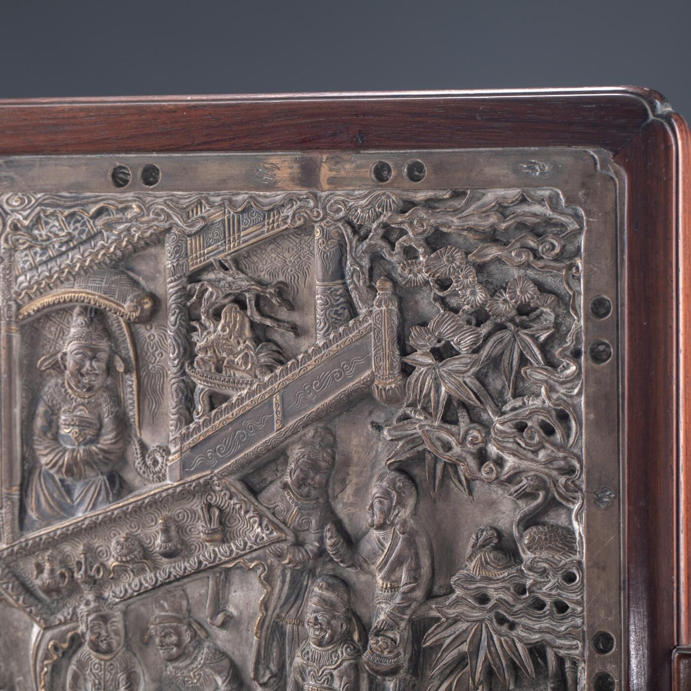 日本大阪雅和auction 2025金秋競賣會第一期 清 三杰圖硯屏 尺寸:連座W:31.5 H:32 cm 備註:底座