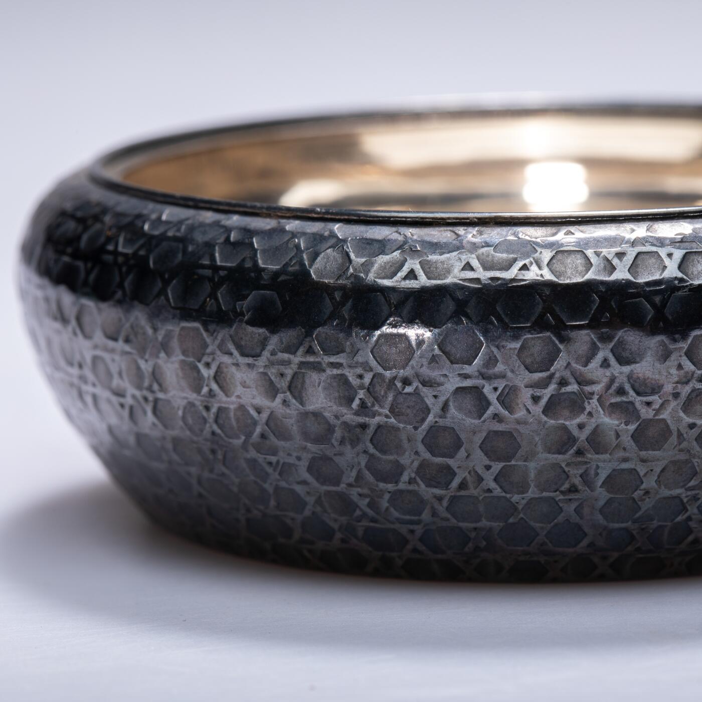 日本大阪雅和auction 2025金秋競賣會第一期 民國 鄭孝胥銀墨盒 尺寸:D:8 H:3
底座D:8 H:2cm 備註:底座