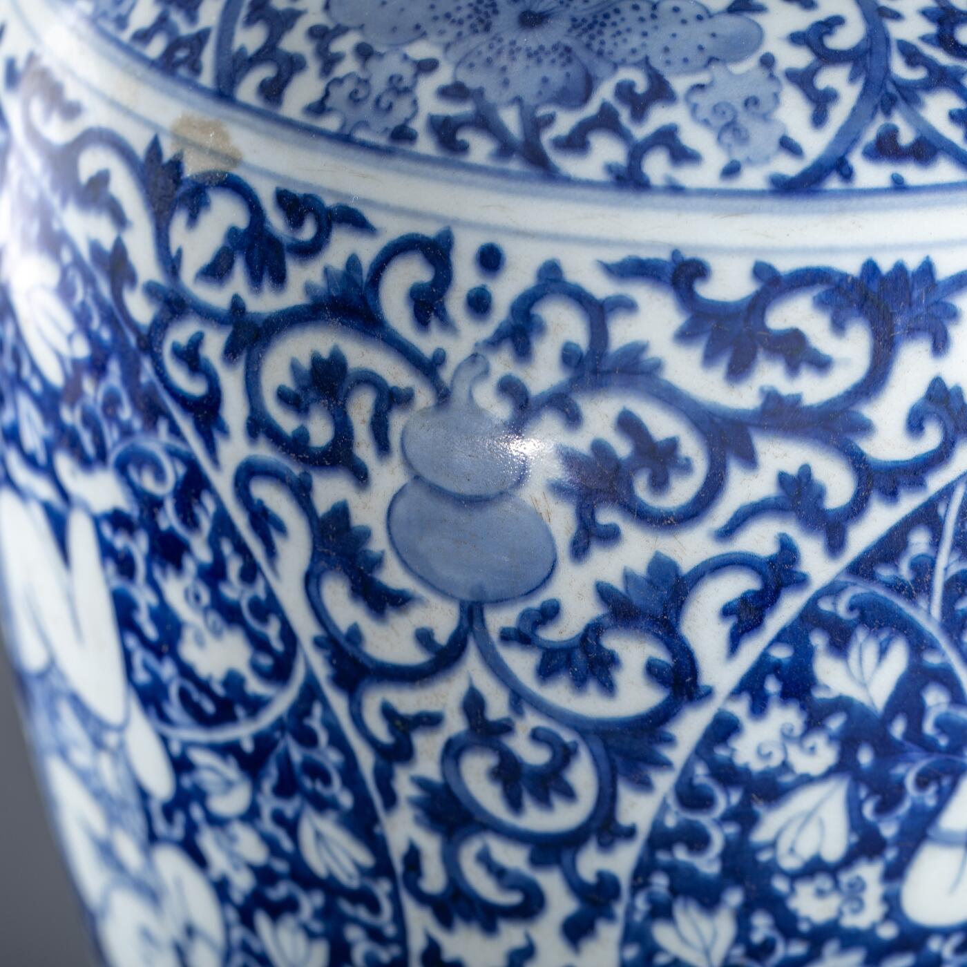 日本大阪雅和auction 2025金秋競賣會第一期 清 染付福祿蓮生貴子開窗瓶 尺寸:W:22 H:48cm