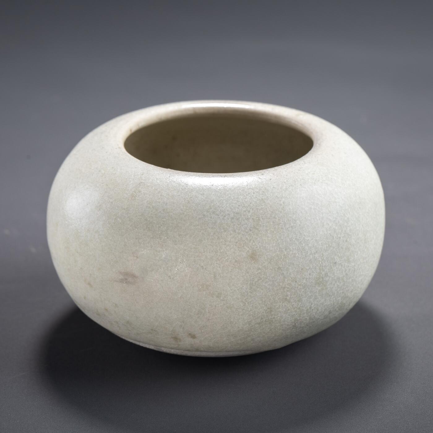 日本大阪雅和auction 2025金秋競賣會第一期 隨 白瓷水盂 尺寸:D:11 H:6.5cm 備註:盒付