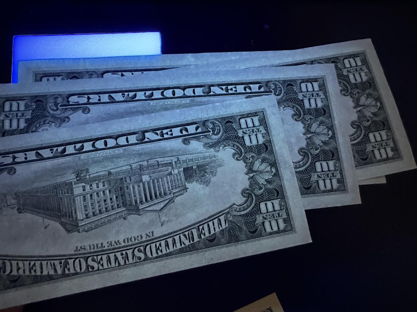 《外钞收藏家》第五百八十一期（畅拍场）（本平台长期征集拍品、欢迎藏友们联系合作） 1990年美国小头版10美元 4连号 UNC- 无折 有潮斑