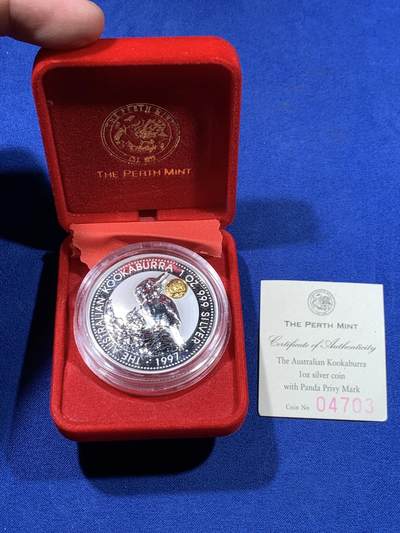 《竞宝斋》第435场 周日，周一2场连拍 （全场包邮） - 澳大利亚 1997年 笑翠鸟 熊猫镶嵌银币 含纯银1盎司999银，镶嵌部分重约0.5克黄金，发行1.5万枚，为上海国际钱币展而发行，细节见图。