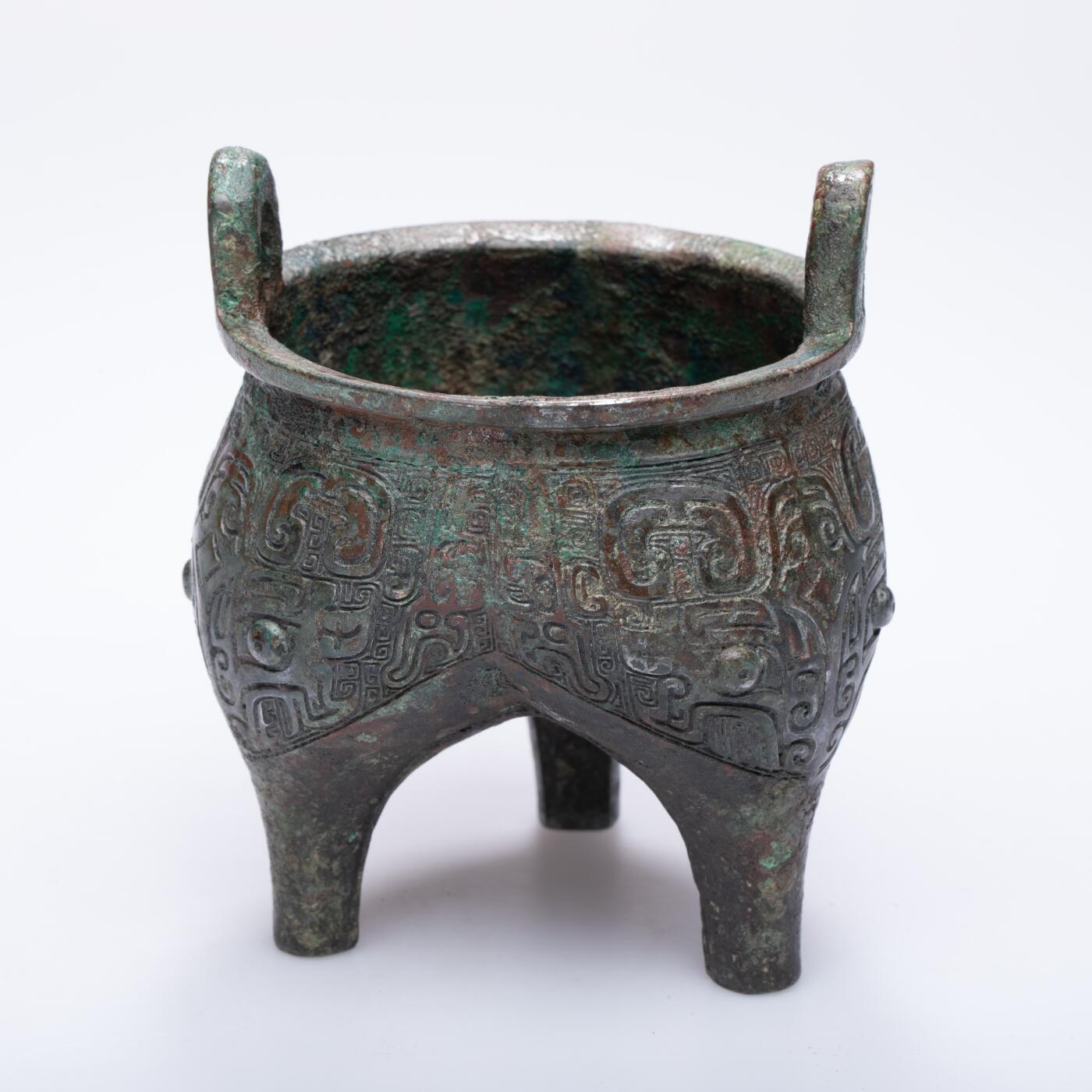 日本大阪雅和auction 2025金秋競賣會第一期 西周 饕餮紋分檔鼎 尺寸:W:9 H:11cm