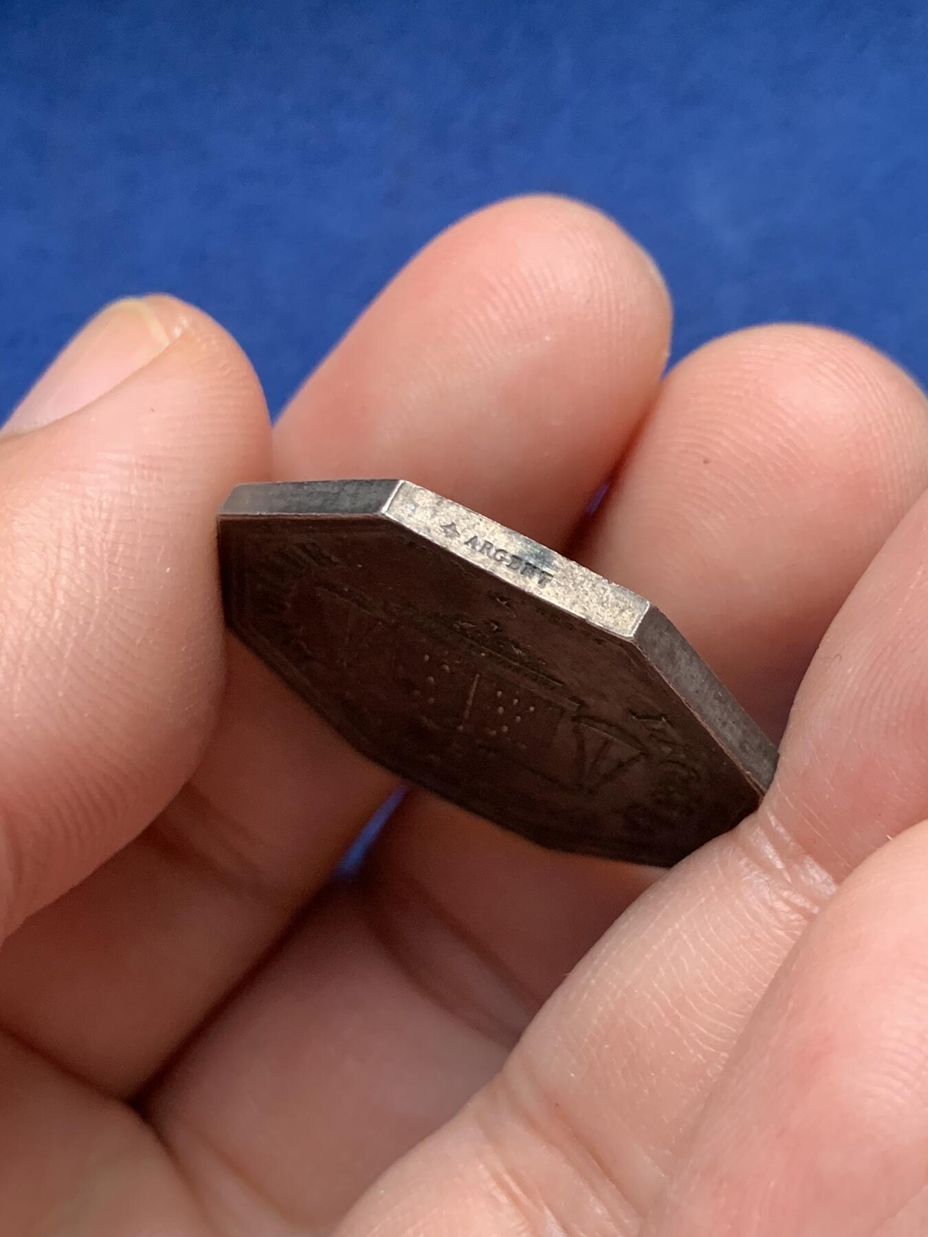 《竞宝斋》第435场 周日，周一2场连拍 （全场包邮） 法国公正人八角银代币 蜜蜂银标 10.95克 28.2mm