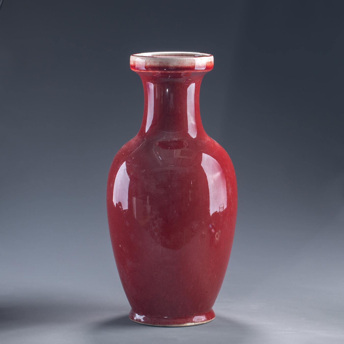 日本大阪雅和auction 2025金秋競賣會第一期 清 郎紅釉瓶 尺寸:W:16 H:35cm