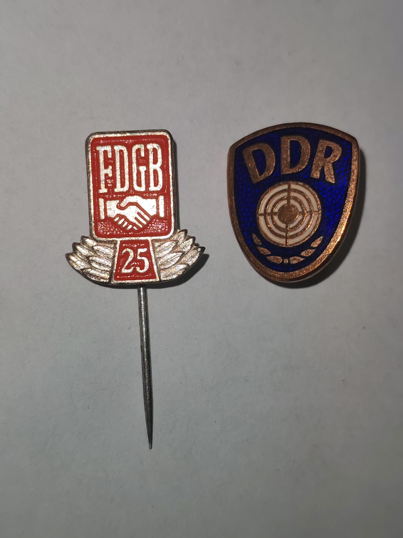 韵星假日拍卖第三十期 -- Rimey Holidays Auction 30 民主德国工会服务二十五周年插针与人民军射击证章一组