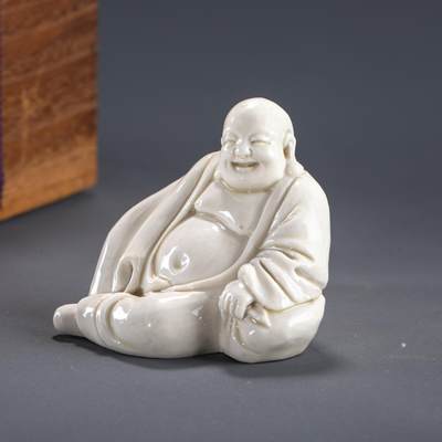 日本大阪雅和auction 2025金秋競賣會第一期 - 清 白釉彌勒佛像 尺寸:W:7.5 H:7.5cm 備註:木箱