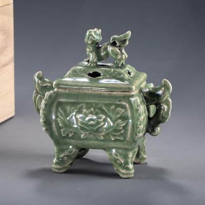 日本大阪雅和auction 2025金秋競賣會第一期 - 明 龍泉窯四方香爐 尺寸:W:16 H:16cm 備註:木箱