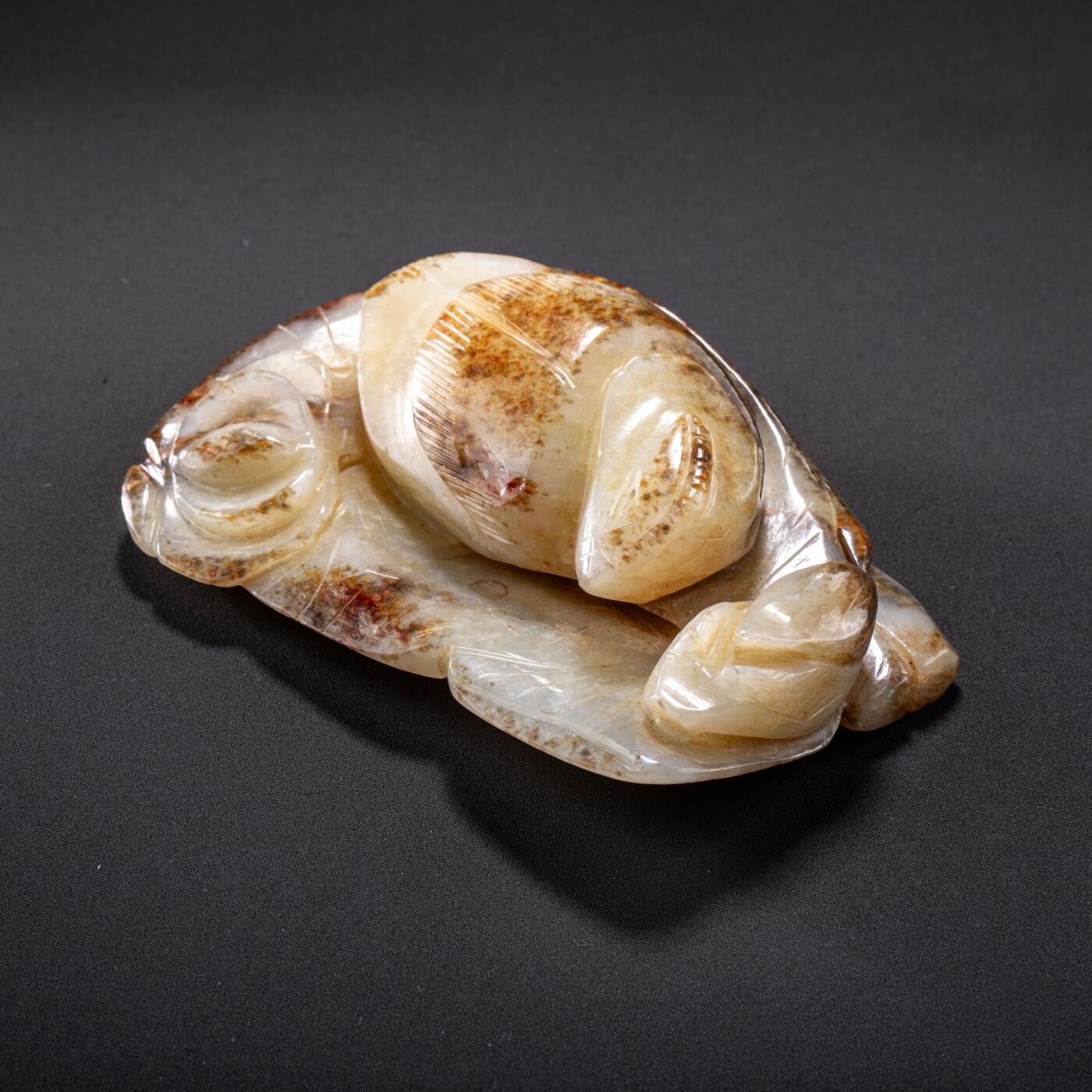 日本大阪雅和auction 2025金秋競賣會第一期 明 荷葉戲鴛玉把件 尺寸:L:7.5 W:5cm