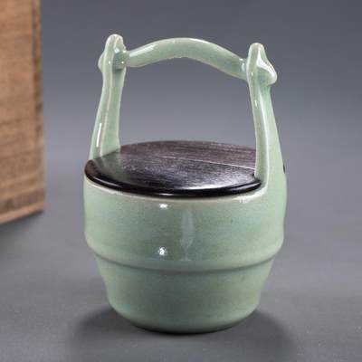 日本大阪雅和auction 2025金秋競賣會第一期 - 明 龍泉窯水桶型茶器 尺寸:D:7.5 H:11cm 備註:木箱