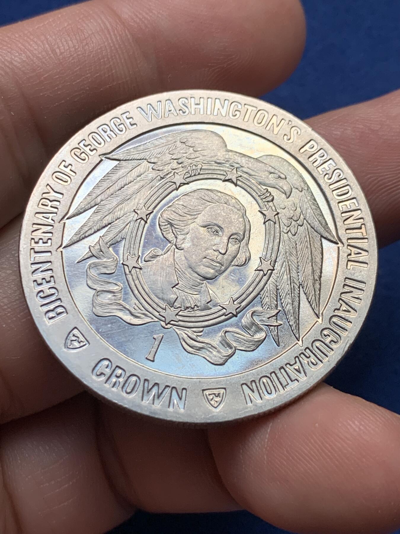 《竞宝斋》第435场 周日，周一2场连拍 （全场包邮） 英属马恩岛1989年华盛顿总统就职200周年1克朗纪念币 全新 38mm