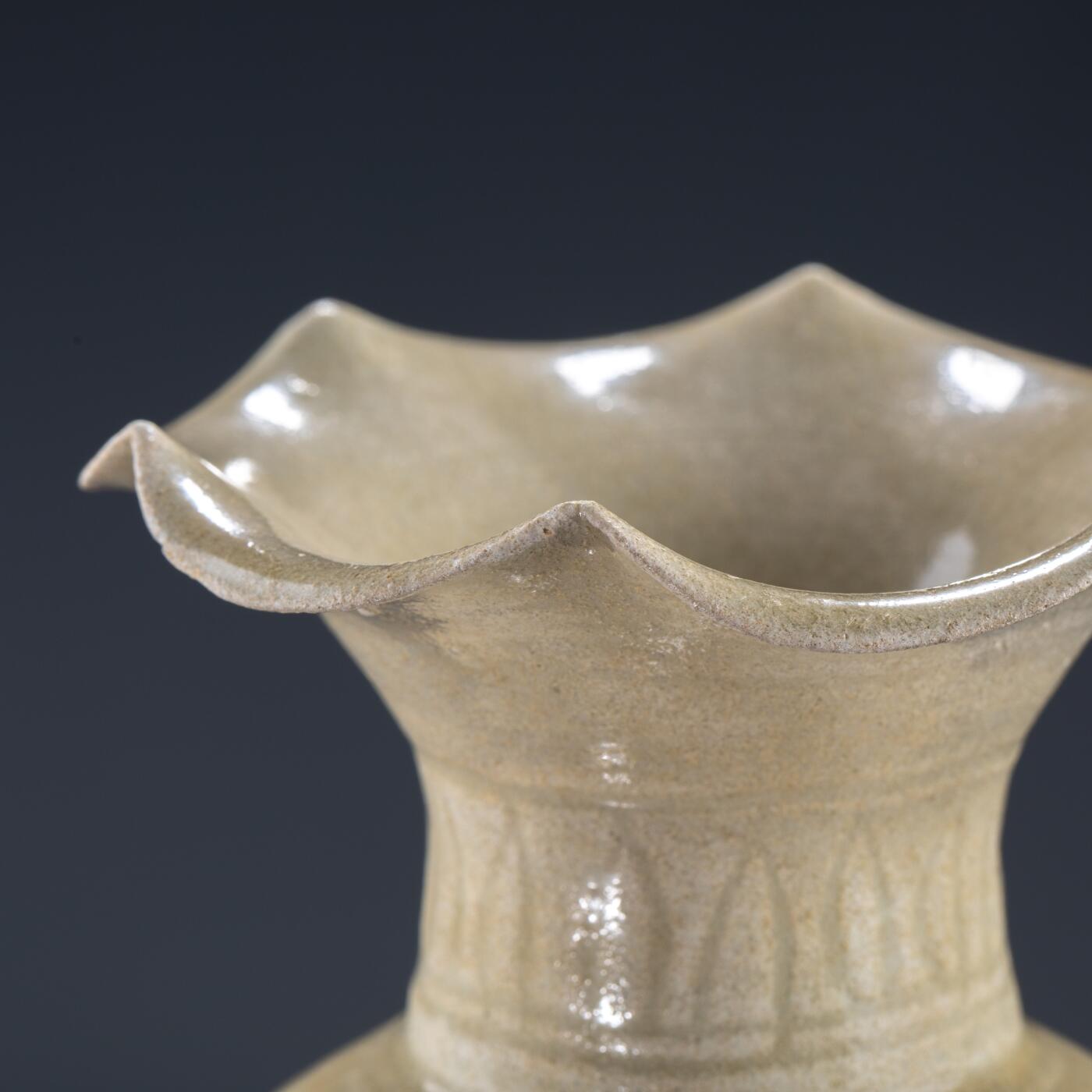 日本大阪雅和auction 2025金秋競賣會第一期 宋 景德鎮窯花口瓶 尺寸:D:11 H:18cm 備註:盒付   本品為宋代景德鎮窯所製影青瓷瓶，胎質細膩，釉色清潤淡雅，瓶身飾以規整的菱形紋，刻畫細緻，器形優雅大方。瓶口外撇如花瓣綻放，極富裝飾性與藝術美感。影青釉為宋代瓷器代表性風格之一，於光影之下更顯晶瑩溫潤，展現出高超的制瓷工藝與審美品味。保存狀況良好，收藏與陳設皆宜，誠為宋瓷愛好者珍貴之選。