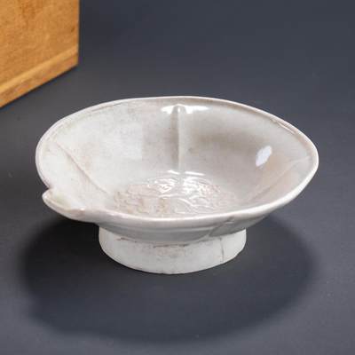 日本大阪雅和auction 2025金秋競賣會第一期 - 宋 定窯匜 尺寸:W:12 H:4cm 備註:木箱