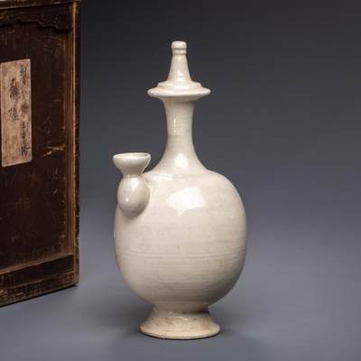 日本大阪雅和auction 2025金秋競賣會第一期 - 唐 白瓷淨瓶 尺寸:W:12 H:25cm 備註:木箱