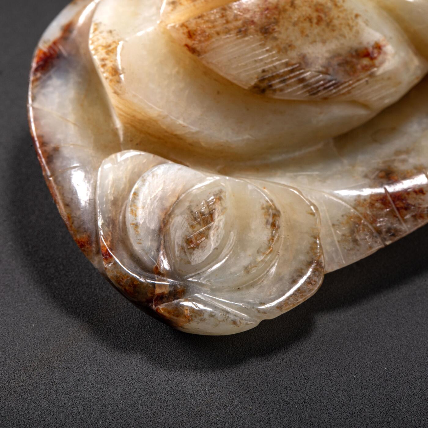 日本大阪雅和auction 2025金秋競賣會第一期 明 荷葉戲鴛玉把件 尺寸:L:7.5 W:5cm