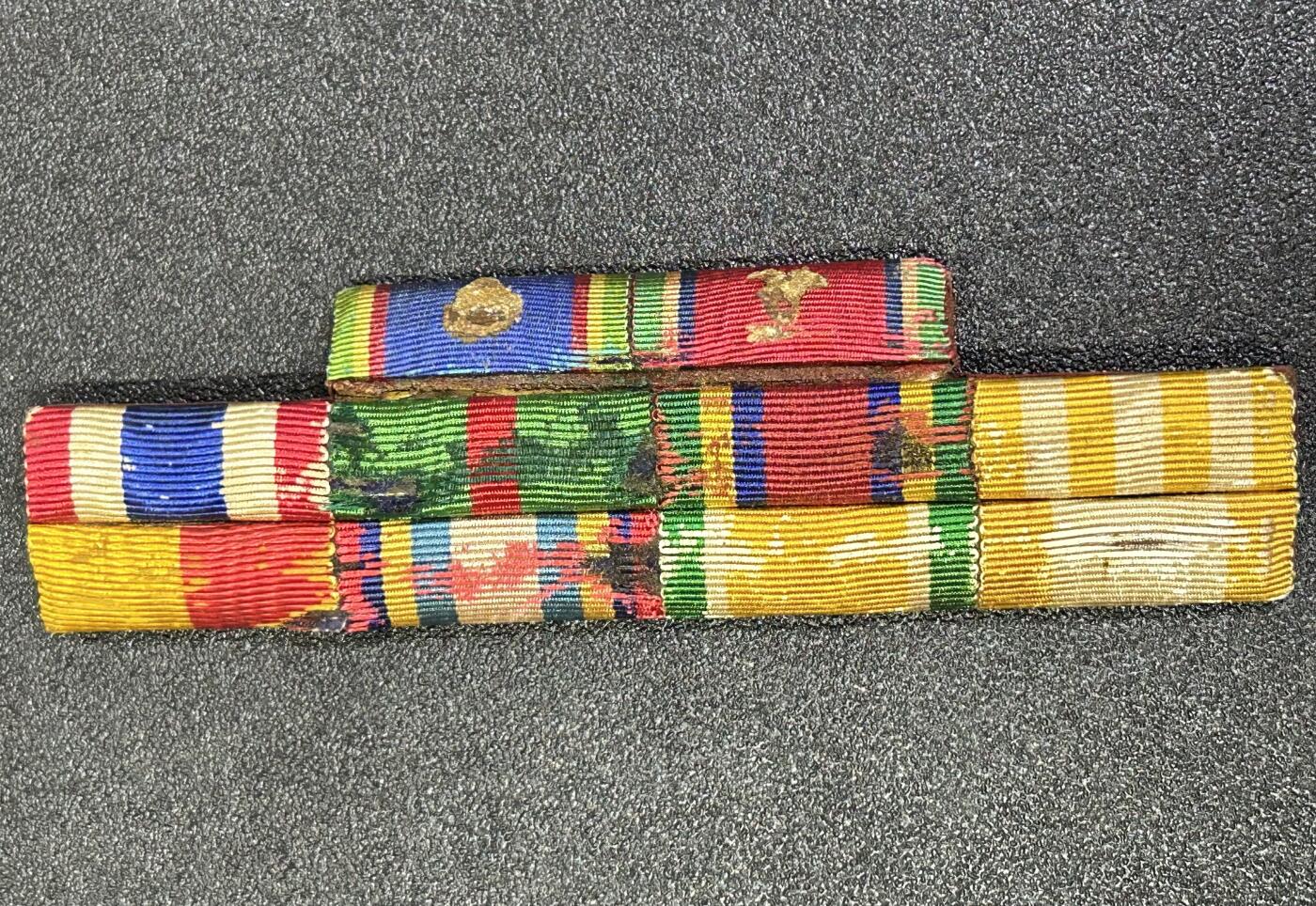 西秦中古拍卖第六十四期 泰国保卫宪法、大东亚战争参战军官10格略 包括：王冠勋章、白象勋章、保卫宪法奖章、大东亚战争民事服务奖章、长期服役奖章、拉玛九世登基大典奖章，佛教2500年奖章、访问欧美奖章、普密蓬银禧奖章、哇集拉隆功皇太子加冕奖章 注意差品瑕疵