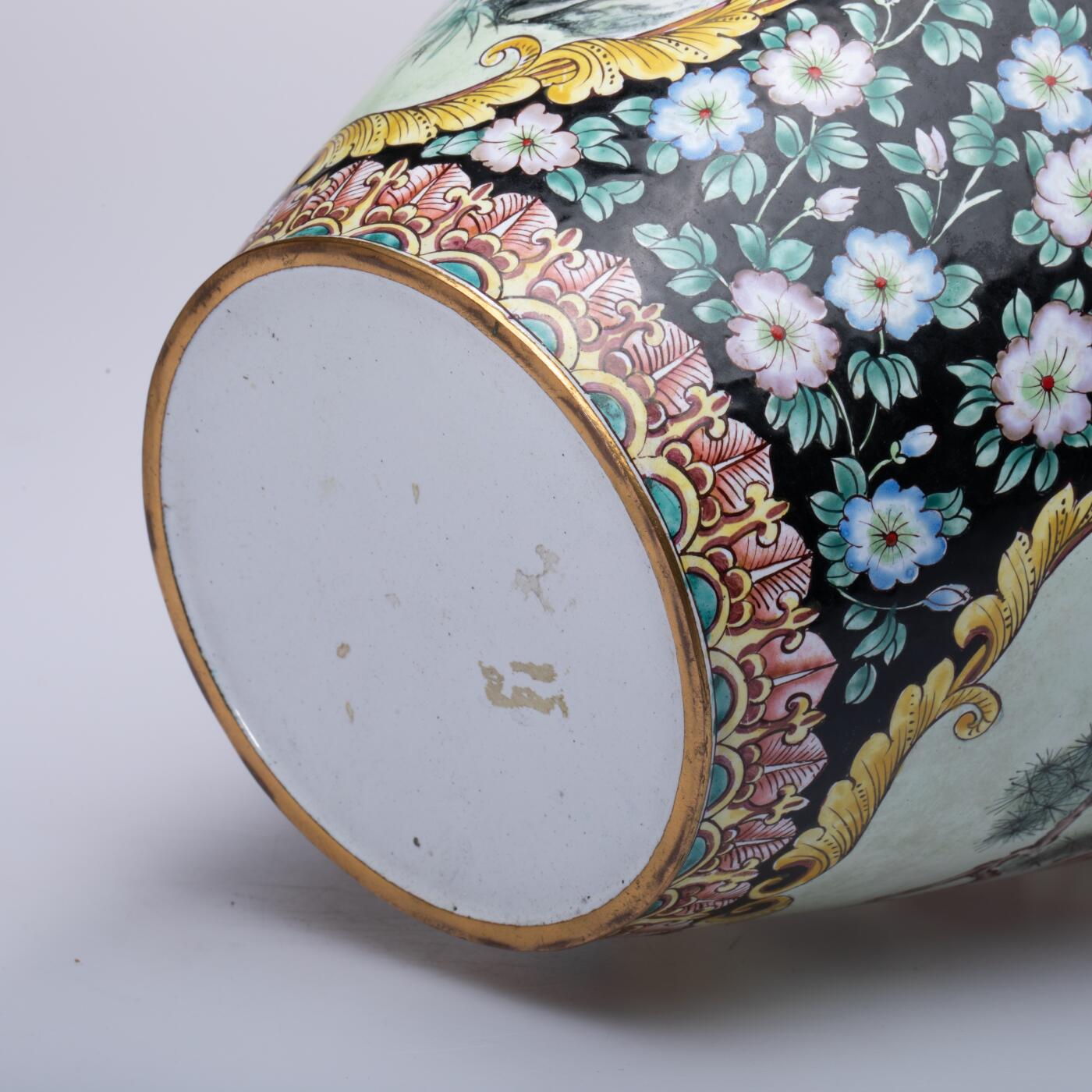 日本大阪雅和auction 2025金秋競賣會第一期 清 銅臺畫琺瑯鬆鷹圖花入 尺寸:W:23 H:37cm