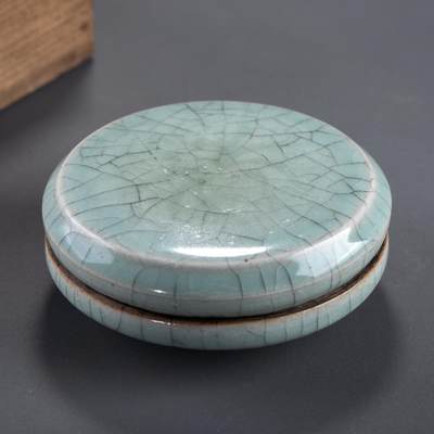 日本大阪雅和auction 2025金秋競賣會第一期 - 南宋 龍泉窯粉盒 尺寸:D:10 H:4cm 備註:木箱
