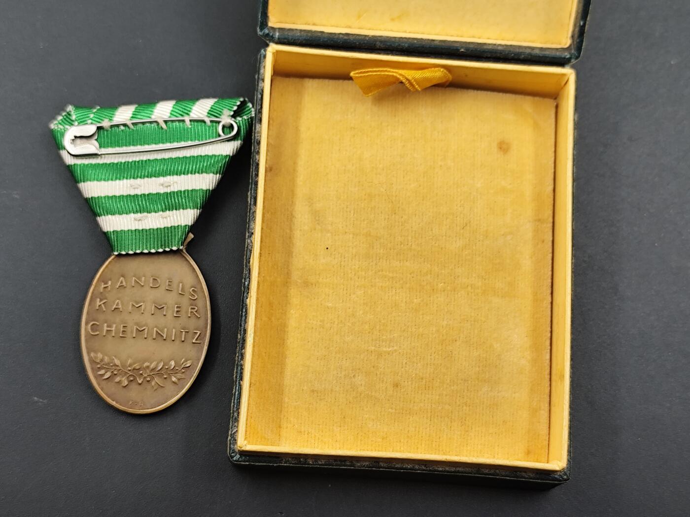 11月徽章新货项目 接下来都是精品场 欢迎关注 原盒稀少一战期间 开姆尼兹商会劳动忠诚奖章