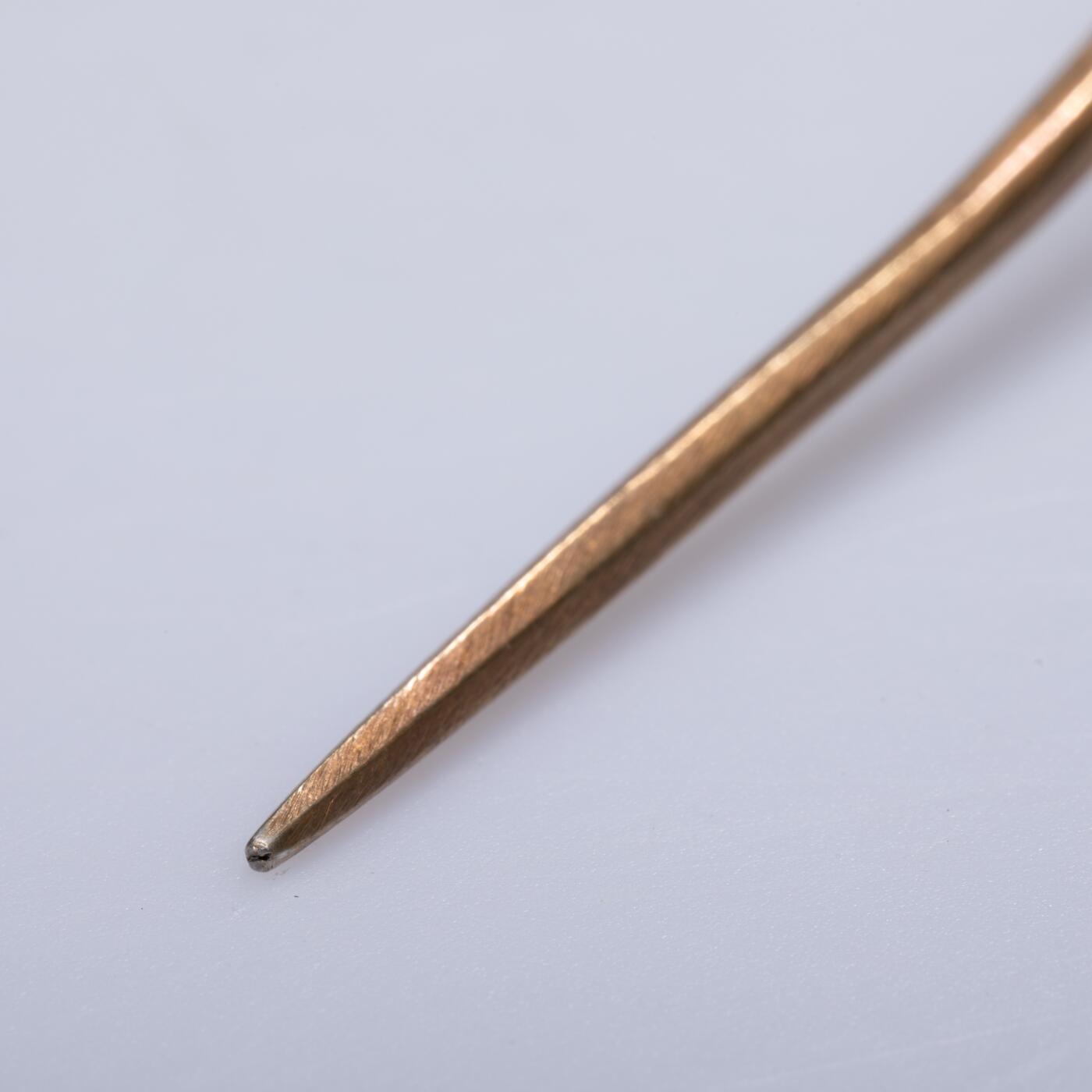 日本大阪雅和auction 2025金秋競賣會第一期 明 銅鎏金嵌寶石髮簪 尺寸:L:14.5cm 備註:木箱