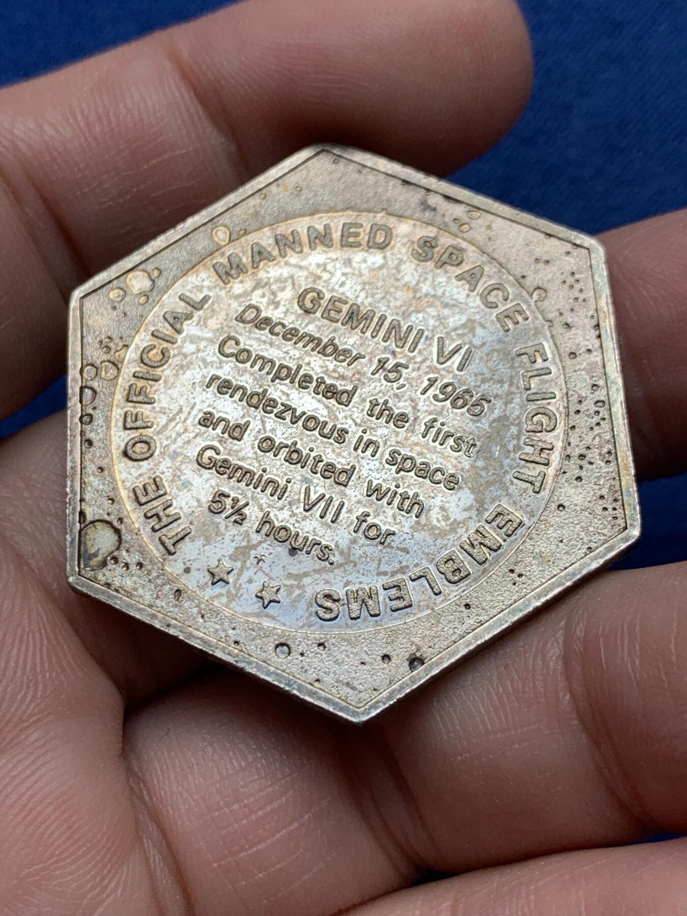 《竞宝斋》第435场 周日，周一2场连拍 （全场包邮） 美国 1965年 双子星6A号 发射升空 六边形纪念银章 36.8mm 20g