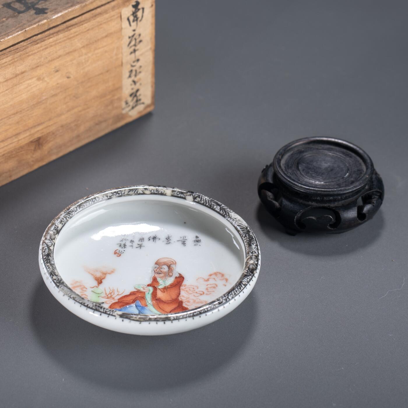 日本大阪雅和auction 2025金秋競賣會第一期 民國 達摩紋水盂 尺寸:D:9.5 H:2cm 備註:木箱,底座