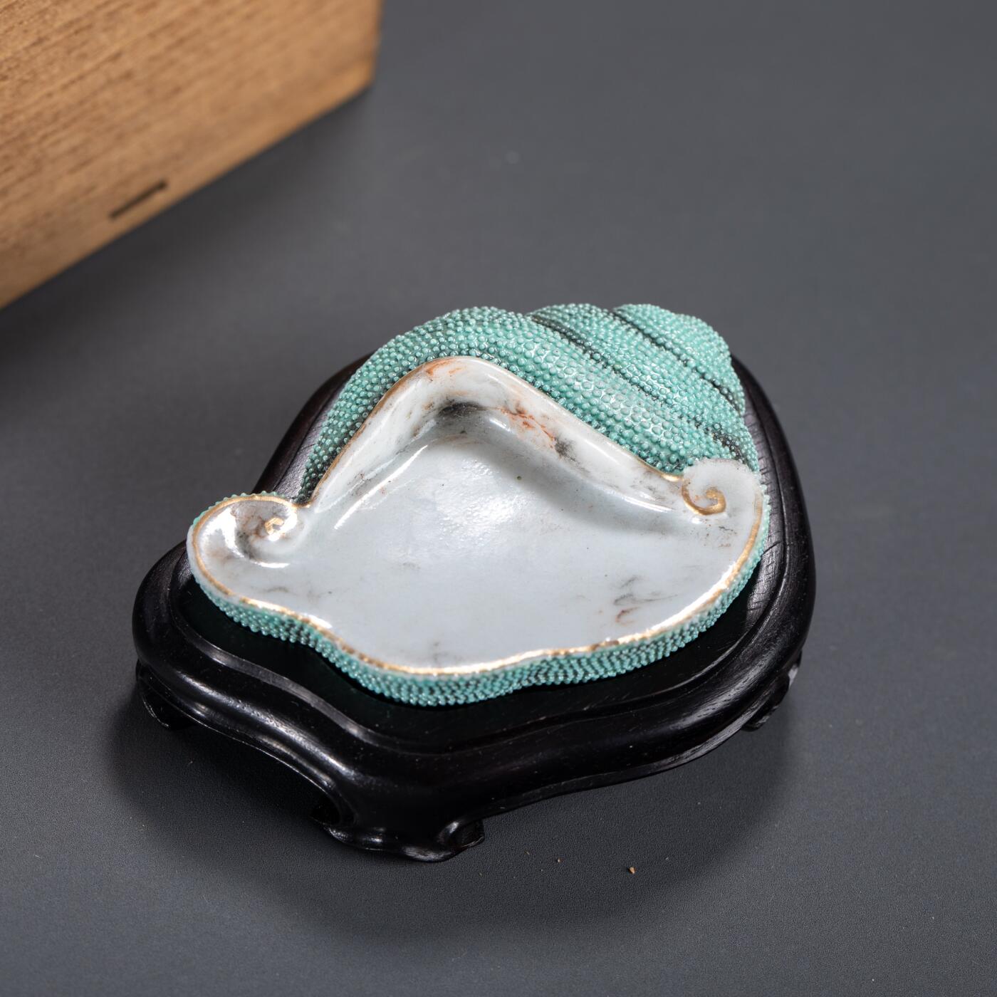 日本大阪雅和auction 2025金秋競賣會第一期 清 仿生釉海螺形筆舔 尺寸:W:7 H:1cm 備註:木箱,底座