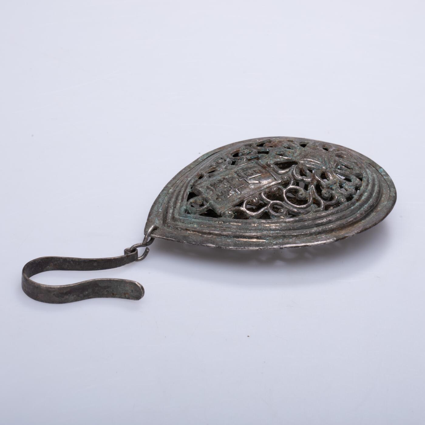 日本大阪雅和auction 2025金秋競賣會第一期 唐 轉官款霞披墜 尺寸:W:7 H:9.5cm