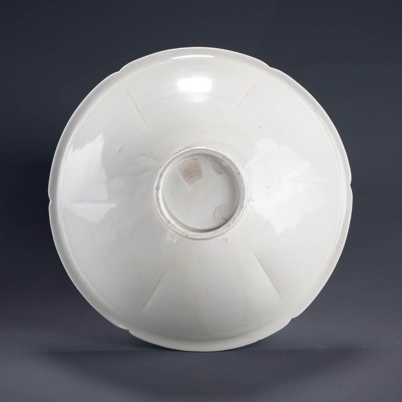 日本大阪雅和auction 2025金秋競賣會第一期 宋 定窯刻花花草紋茶碗 尺寸:D:21 H:6cm