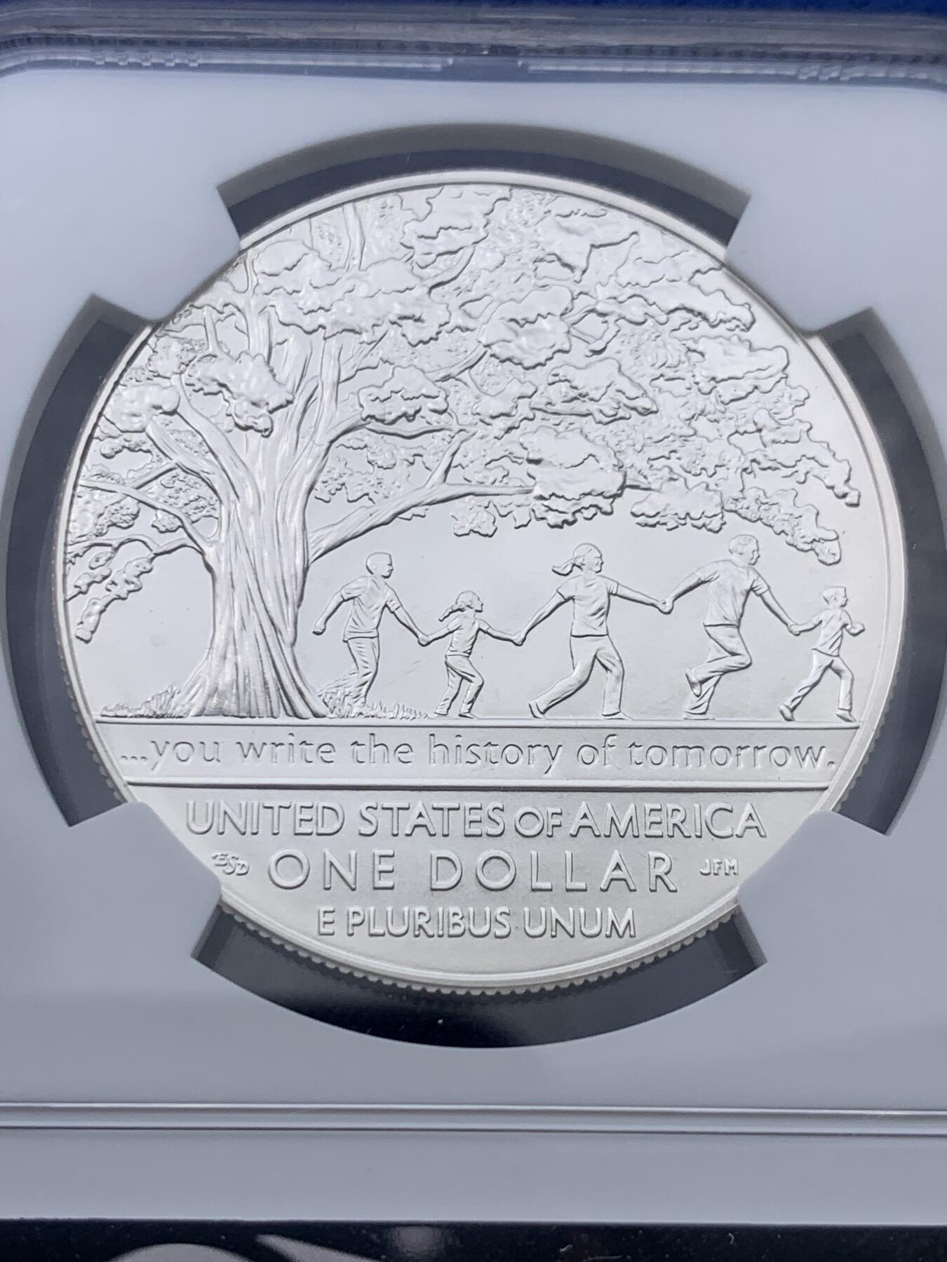 《竞宝斋》第435场 周日，周一2场连拍 （全场包邮） NGC MS70 美国2017年博伊斯镇百年纪念1美元 克劳斯获奖币 美国男孩镇普制银币 少见满分 橡树下仰望天空的的女孩