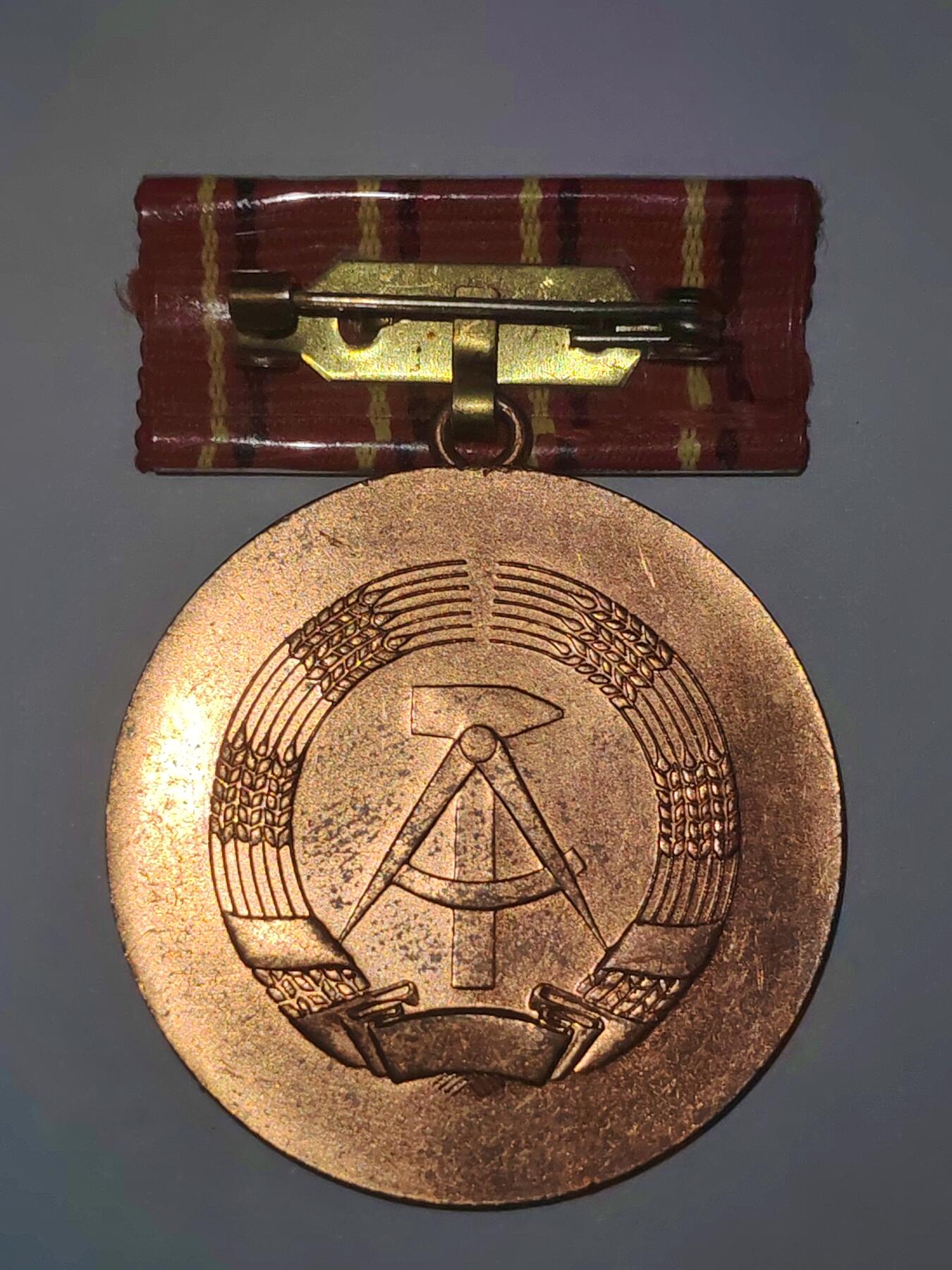 韵星假日拍卖第三十期 -- Rimey Holidays Auction 30 民主德国功勋活动家奖章