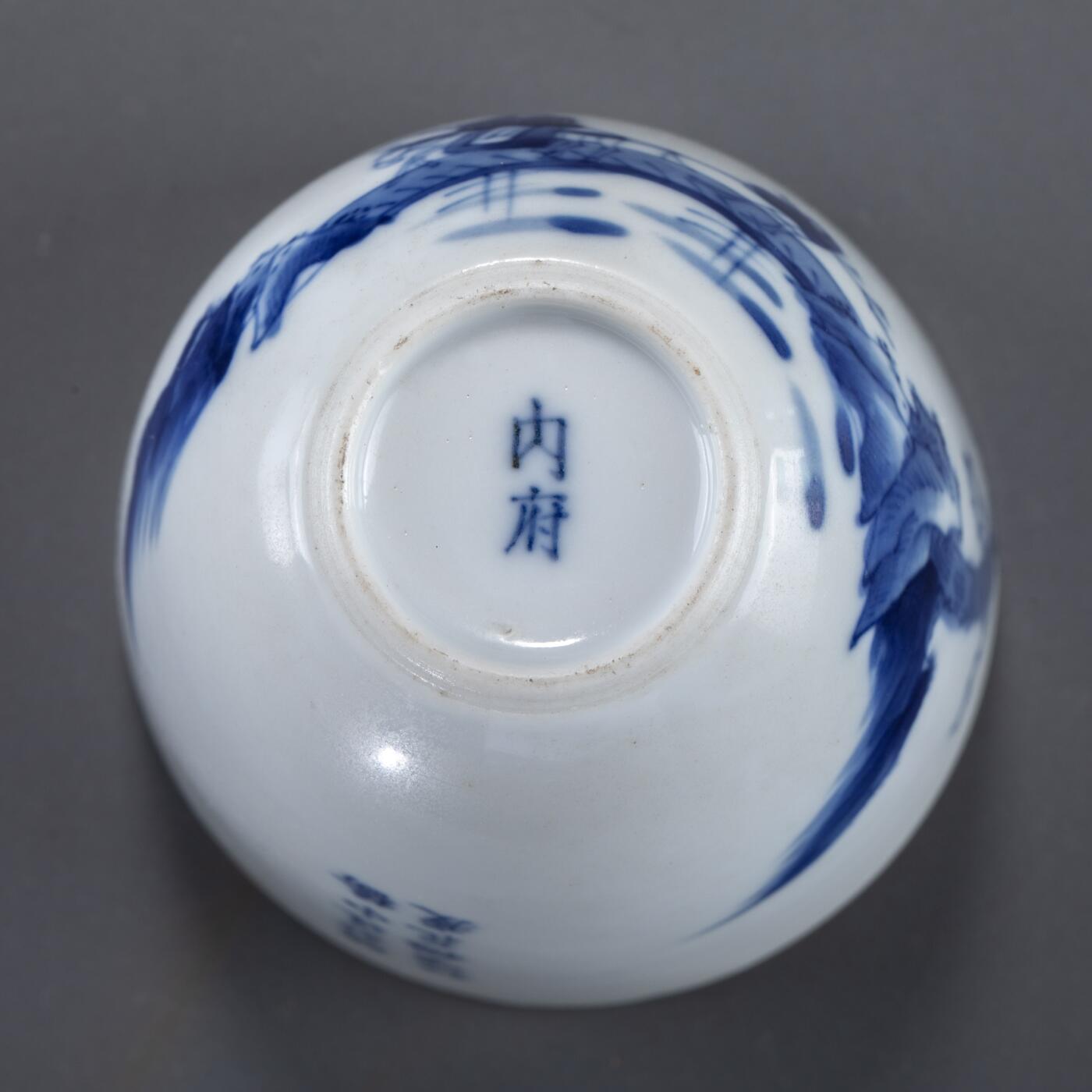 日本大阪雅和auction 2025金秋競賣會第一期 清 內府款 青花詩文踏雪尋梅臥足杯 一對 尺寸:D:7.5 H:6 x2cm 備註:木箱