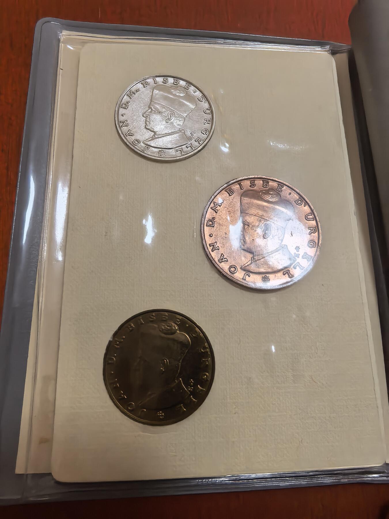 长老汇蛇年精选第七十场拍卖 1984安道尔恩格尔主教1+5+10第纳尔银铜币3枚，卡装，含1枚8克900银币，7500枚