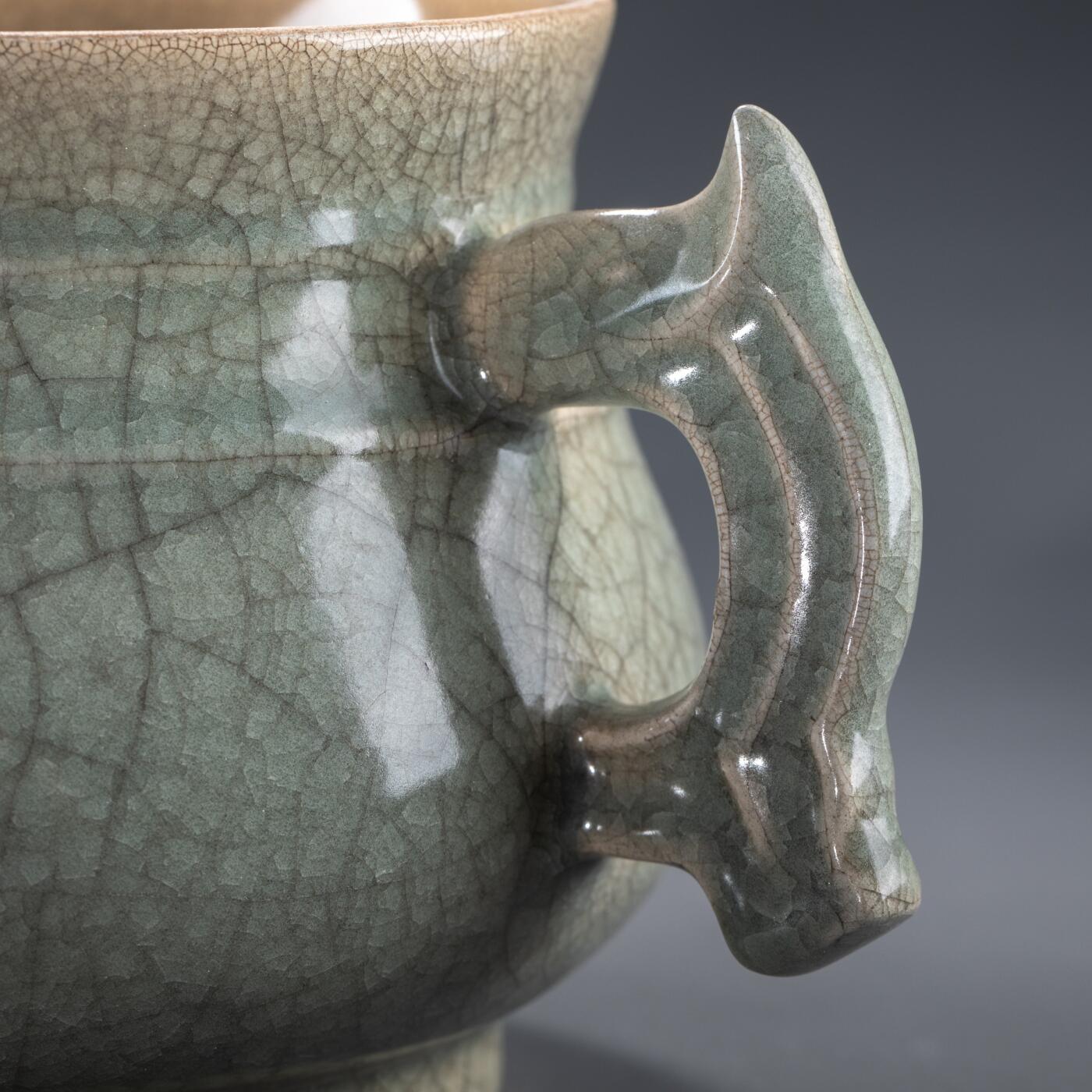 日本大阪雅和auction 2025金秋競賣會第一期 南宋 龍泉窯簋式爐 尺寸:W:23 H:13cm 備註:木箱