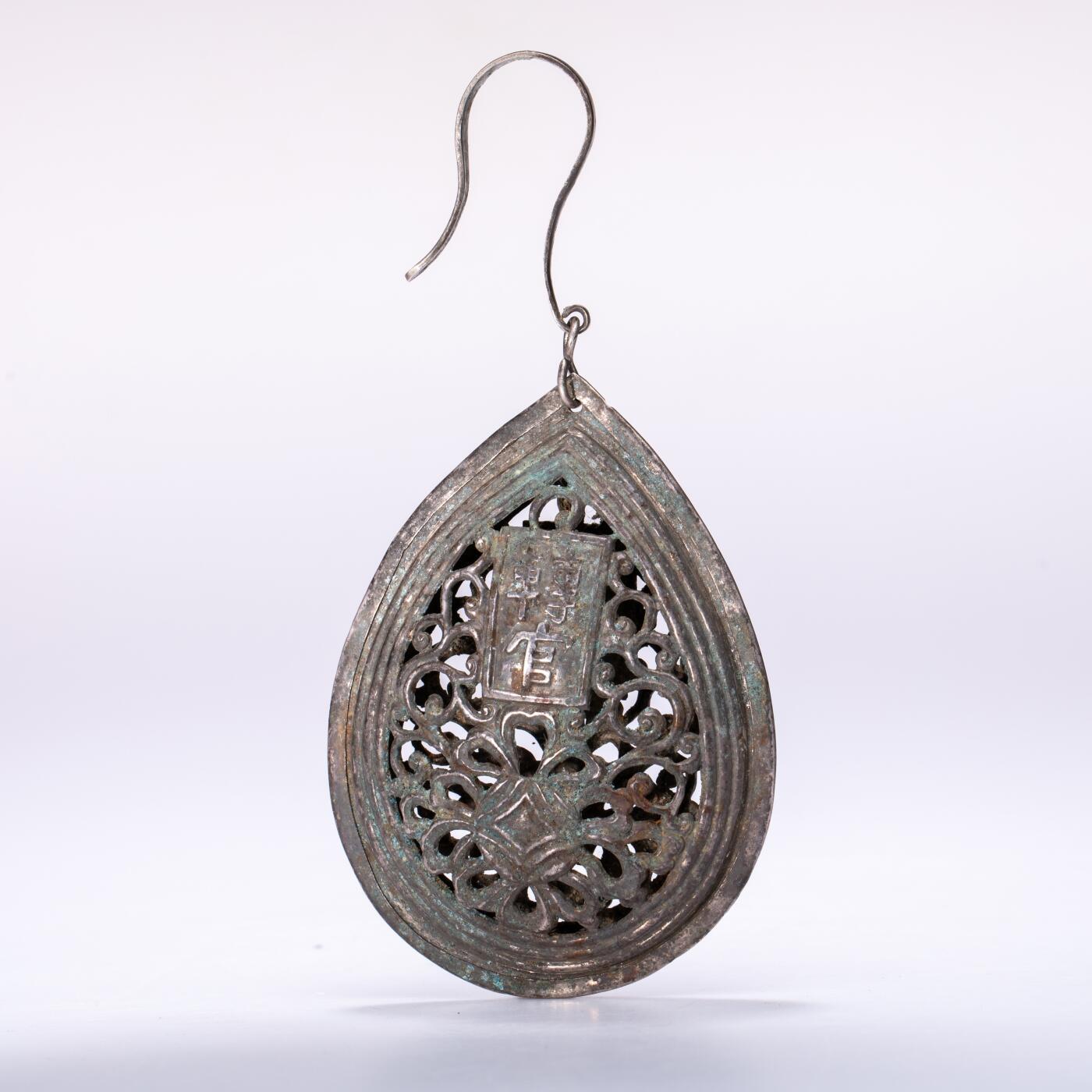 日本大阪雅和auction 2025金秋競賣會第一期 唐 轉官款霞披墜 尺寸:W:7 H:9.5cm