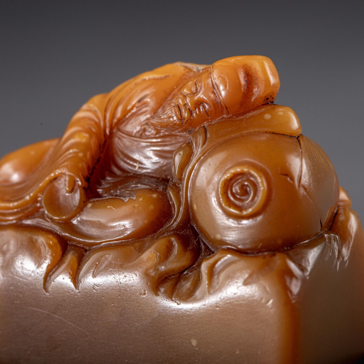 日本大阪雅和auction 2025金秋競賣會第一期 清 田黃雕太白醉酒 尺寸:L:5 W:2.5 H:4cm