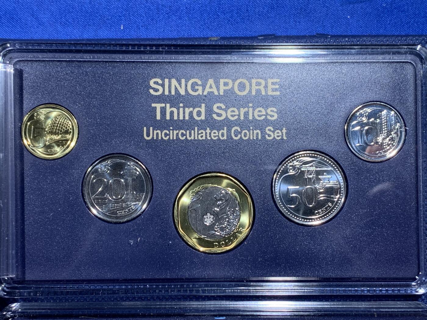 《竞宝斋》第435场 周日，周一2场连拍 （全场包邮） 新加坡套币：第二套第三套套币都是2013年 造币厂原盒原光带证书限量发行